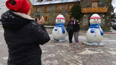 En el Centro Cívico de Bariloche no hubo acumulación de nieve pero los turistas se acercaron igual a disfrutar. Foto: Chino Leiva