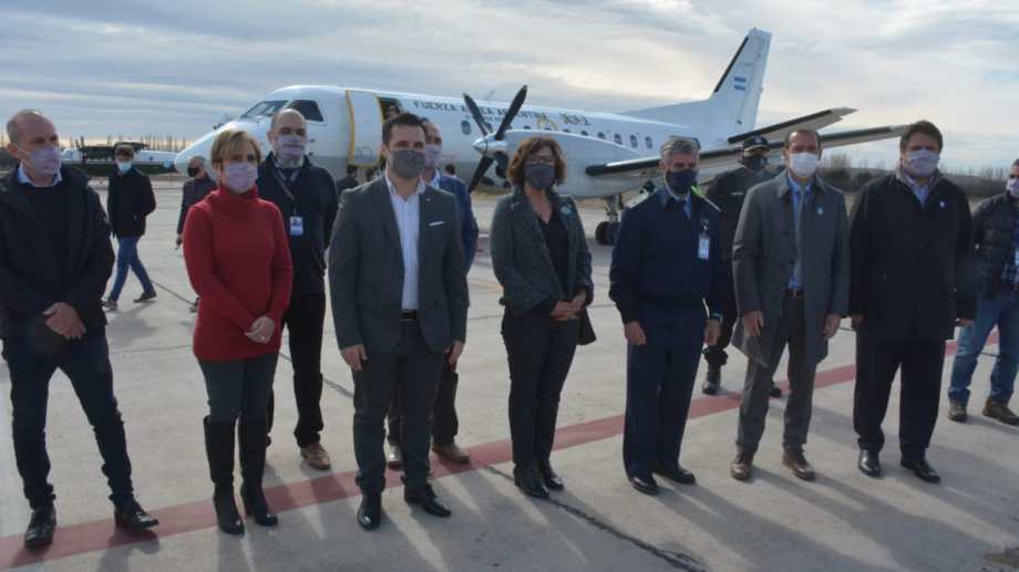 La llegada del vuelo de LADE convocó a referentes del MPN y del Frente de Todos, de distintos cargos. (Yamil Regules).-