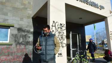 Policía estuvo encadenado a una comisaría de Roca durante más de 12 horas