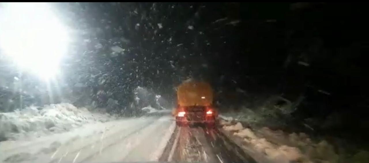 La nieve volvió a las zonas altas del tramo de la ruta 40 entre Bariloche y El Bolsón. Foto: Gentileza Vialidad Nacional