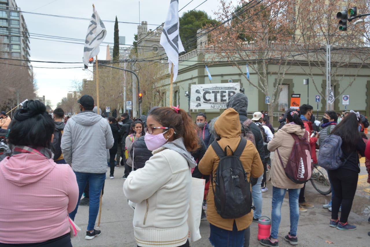Organizaciones sociales concentran su protesta frente a Casa de Gobierno en Neuquén. Foto: Yamil Regules
