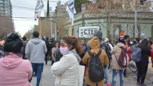 Organizaciones sociales levantaron el tercer corte consecutivo en el puente Cipolletti-Neuquén