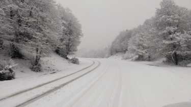 La ruta de los 7 Lagos está intransitable y hay autos varados. Foto: Gentileza