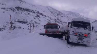 Dos vehículos pesados debieron ser asistidos por gendarmería en la ruta 26. (Gentileza)