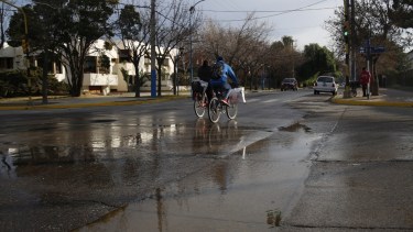 La rotura del caño se produjo en la esquina de Mendoza y La Plata. Fotos Juan Thomes.