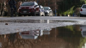 Reclaman en Roca por la rotura de un caño de agua que lleva un mes