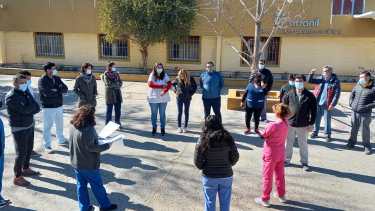 Los trabajadores realizaron este mediodía una asamblea. Foto gentileza.