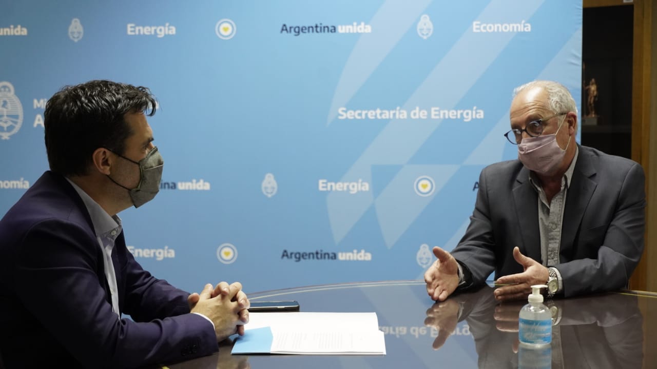 El diputado nacional del Frente de Todos, Guillermo Carnaghi, se reunió con Darío Martínez para discutir la agenda energética. (Foto: gentileza)