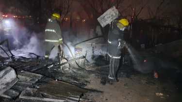 El incendio afectó una iglesia y una vivienda en el barrio Cuenca XVI de Neuquén. (Gentileza)