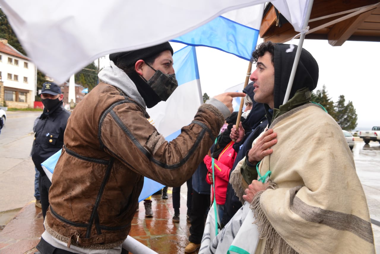 Dos jóvenes, con visiones opuestas, discuten de manera tensa afuera del foro Consenso Bariloche. Foto: Chino Leiva
