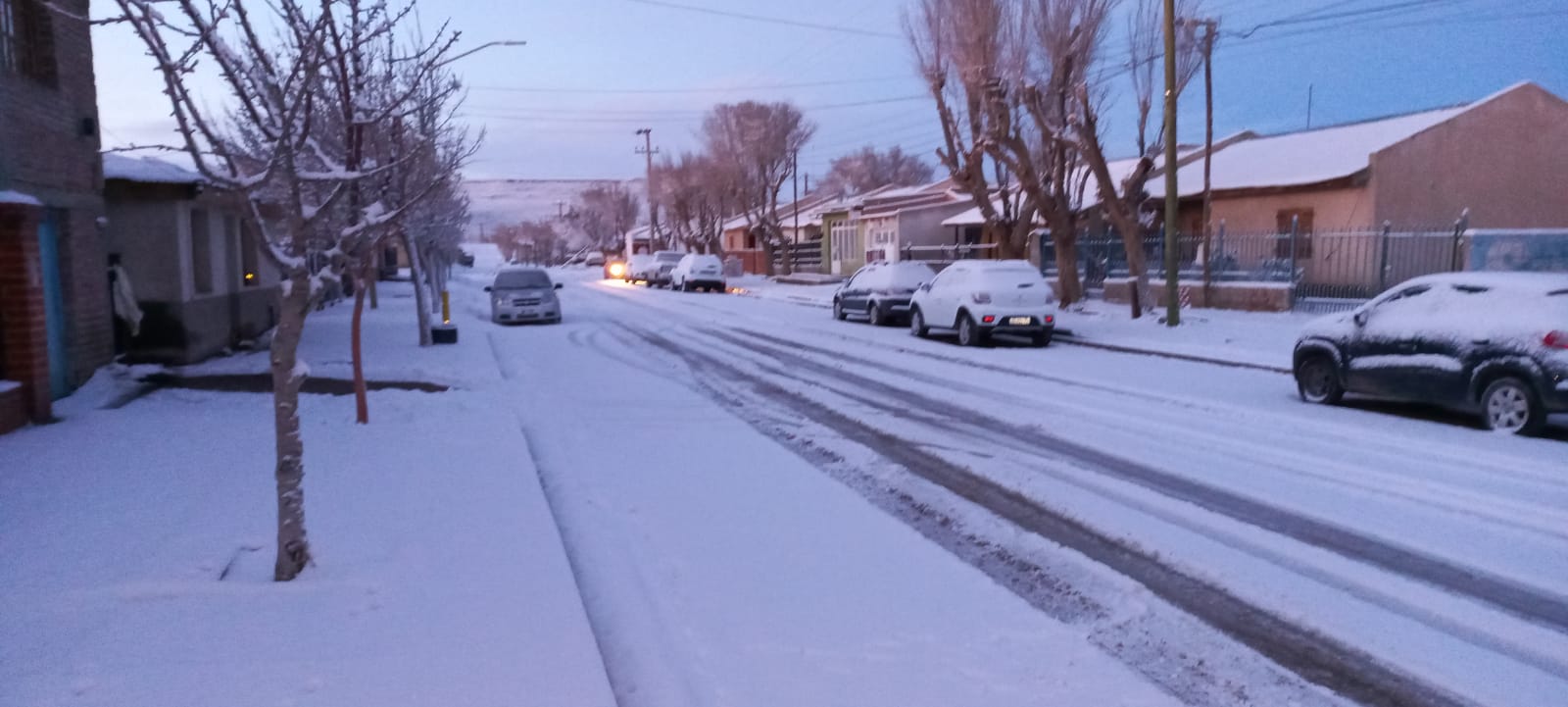 La vista en Jacobacci, calles cargadas de nieve y sin luz. Foto: José Mellado. 