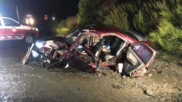 Bomberos voluntarios de San Martín de los Andes tuvieron que utilizar herramientas especiales para liberar a uno de los conductores que quedó atrapado en el auto. Foto: Gentileza Policía de Neuquén