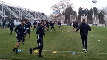 Los jugadores volvieron a pisar el césped de La Visera ayer en el entrenamiento. (Foto: Yamil Regules)