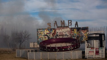 El incendio comenzó pasadas las 15 detrás del parque de diversiones de calle Cerro Tronador. Fotos: Juan Thomes