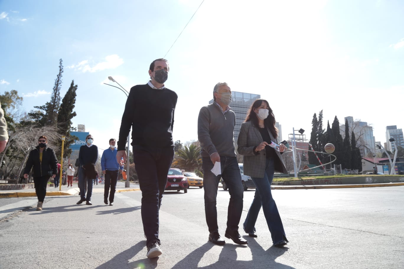 Cervi, Cornejo y Quiroga caminando por el centro de Neuquén. Foto: Gentileza