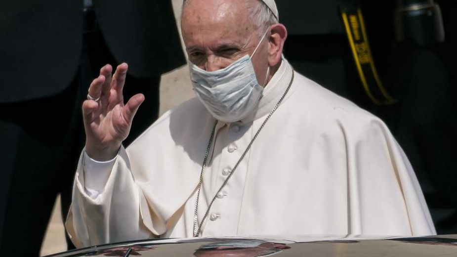En algunas ceremonias religiosas el papa estuvo sentado por los dolores en sus rodillas.