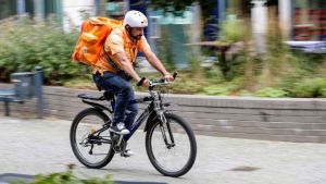 La historia del ministro afgano que se convirtió en mensajero en bicicleta en Alemania