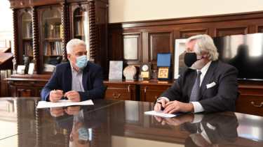 El intendente Zara durante la firma del convenio en La Plata. Foto: gentileza.