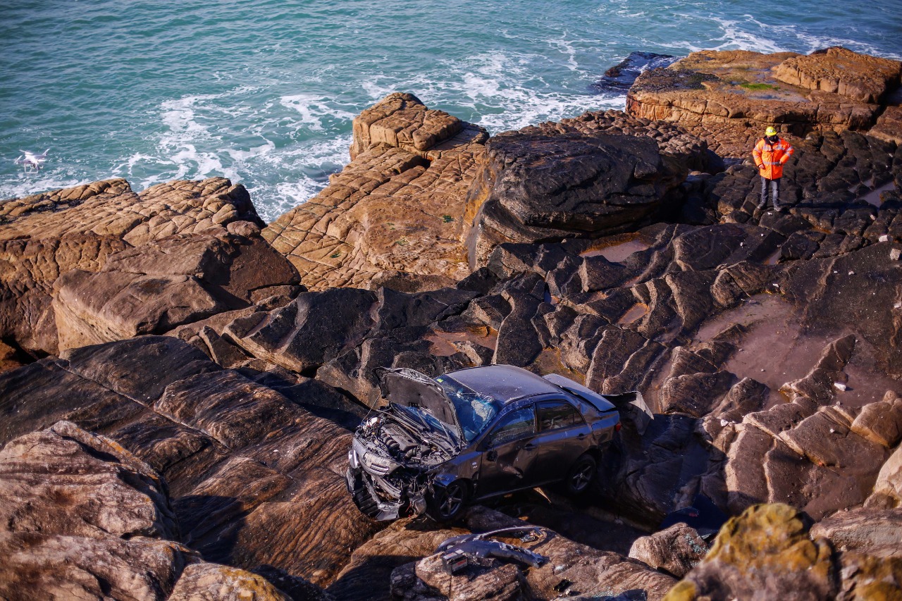 El auto a metros del mar, tras pasar por arriba del murallón de la costa.
