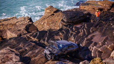 El auto a metros del mar, tras pasar por arriba del murallón de la costa.