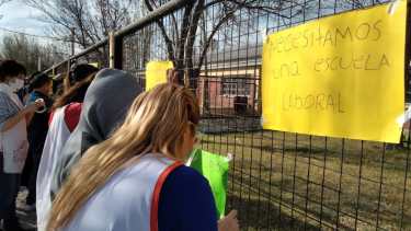 Desde hace 18 años esperan alumnos de la Escuela Laboral N° 5 piden por el edificio propio. (Foto Pablo Accinelli)