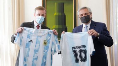La reunión se coronó con una foto de Fernández y el enviado de la Casa Blanca sosteniendo la camiseta de la selección nacional.