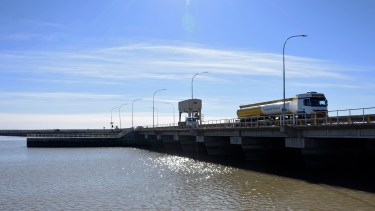 El dique El Chañar es la última de las presas del complejo y la que regula el caudal aguas abajo (Foto: Florencia Salto)