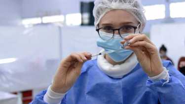 A la par de la vacunación, bajan los nuevos contagios de coronavirus. 