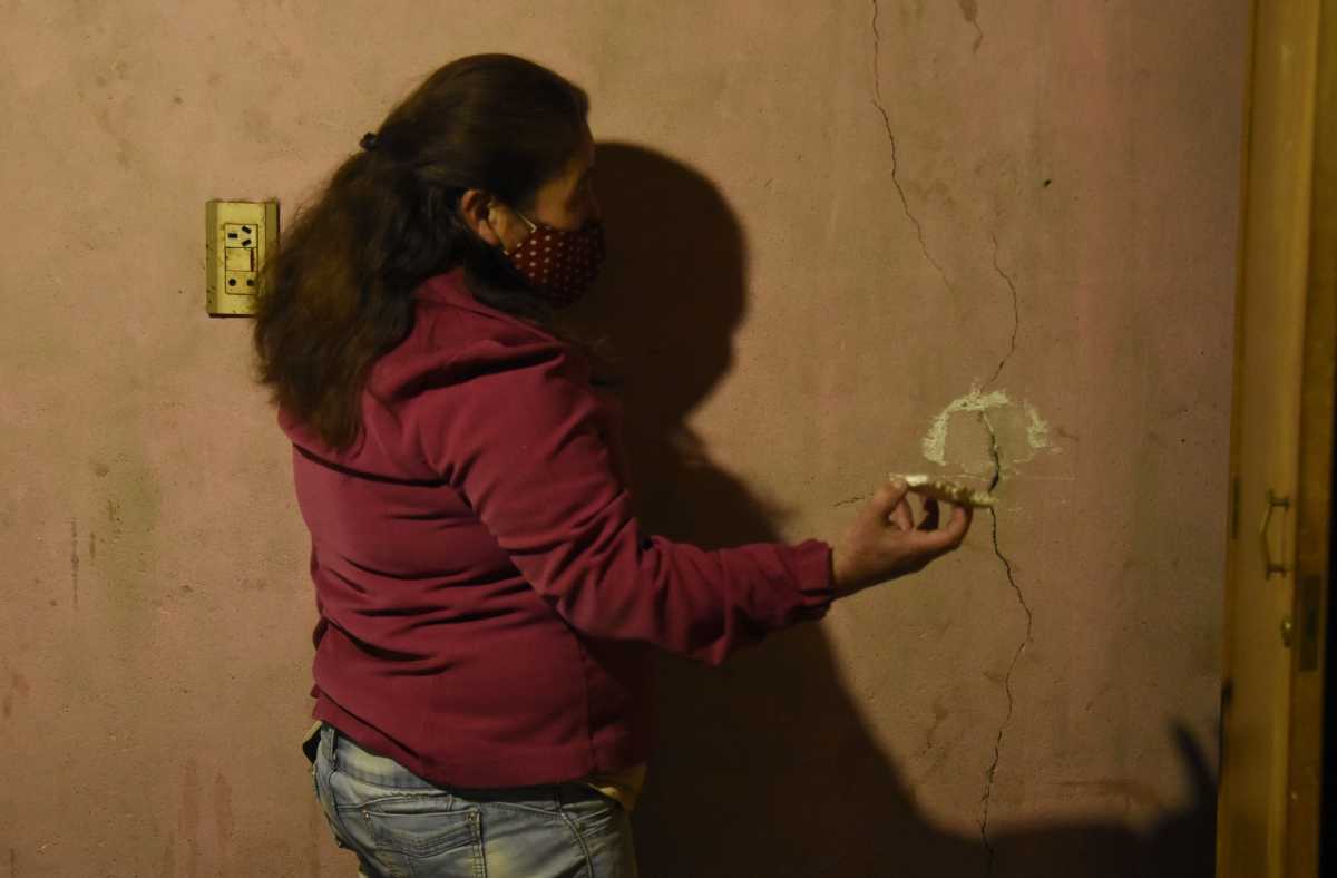 Los habitantes de Sauzal Bonito denuncian el efecto de los sismos en sus casas desde el 2015. Foto: Florencia Salto