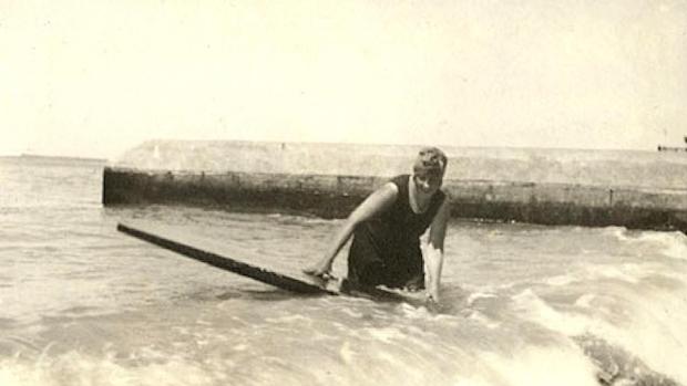 La célebre escritora fue también una apasionada del surf.