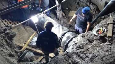 Los operarios de ARSA trabajaron durante toda la noche y a esta hora continúan con obras complementarias para concluir la reconexión. (foto: Juan Thomes)