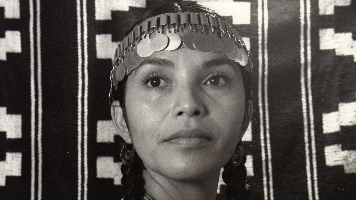 La activista y cantante, dedicó su vida a rescatar y a preservar las tradiciones del pueblo mapuche. 