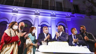 Acompañado por gobernadores y funcionarios nacionales, Fernández participó participó de un acto por los 200 años de la autonomía provincial de Catamarca. 