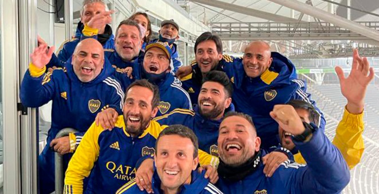 La foto que se sacaron los dirigentes y ex jugadores que estuvieron en La Plata después de la clasificación de Boca. 