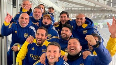 La foto que se sacaron los dirigentes y ex jugadores que estuvieron en La Plata después de la clasificación de Boca. 