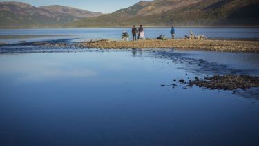 A pesar de la falta de nieve, los turistas eligen igual la cordillera como destino para disfrutar el descanso. Foto: Patricio Rodríguez.-