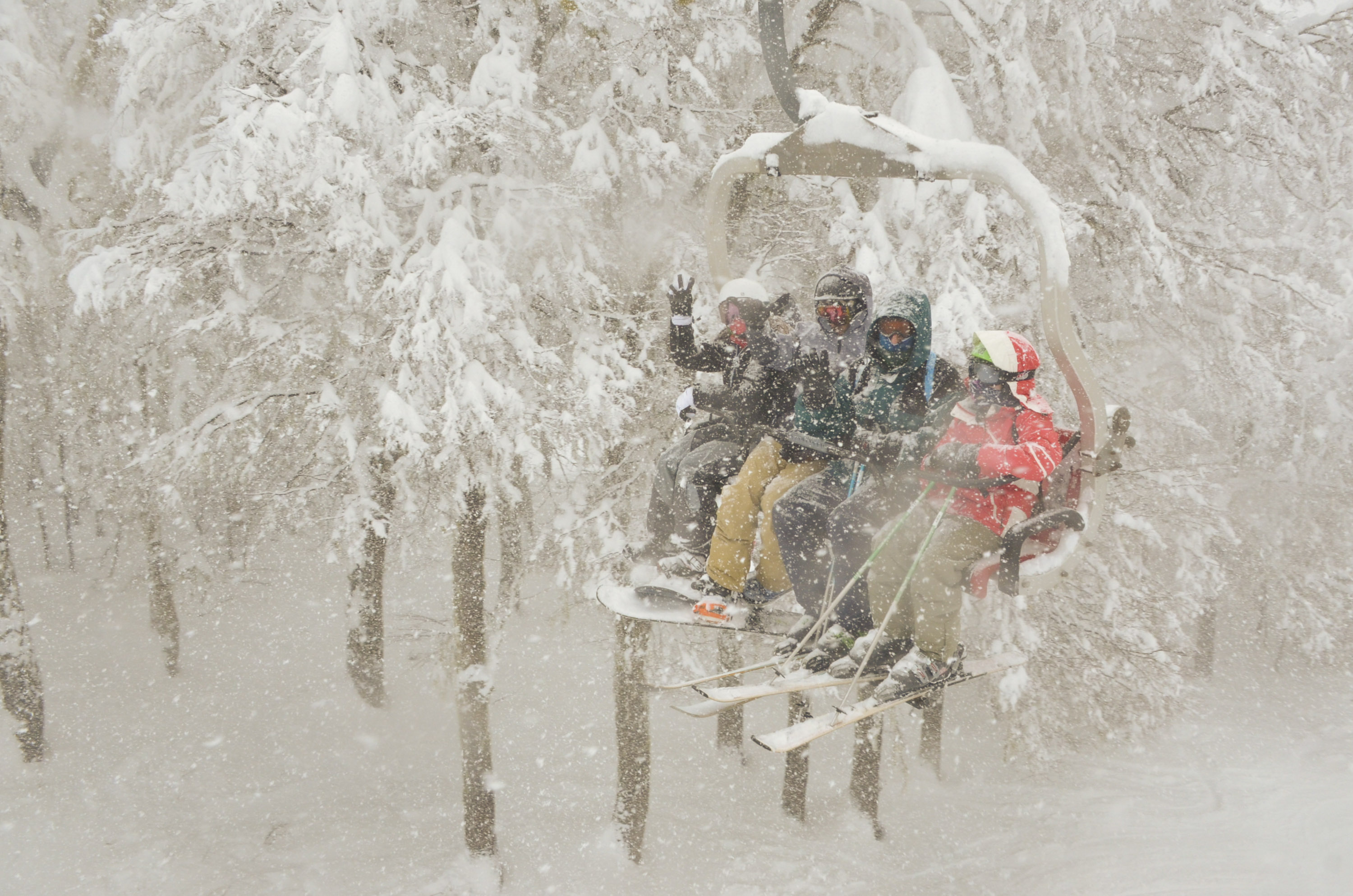 Mientras se habilitaban más pistas en Chapelco, los esquiadores disfrutaban de la nevada en el cerro de San Martín de los Andes. Foto: Patricio Rodríguez.  