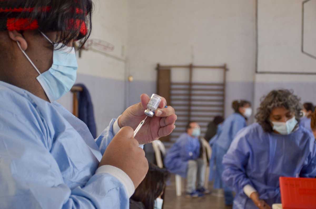 Mayores de 50 vacunadas con Sinopharm y personas inmunocomprometidas será la población que recibirá una tercera dosis. Foto: archivo Patricio Rodríguez