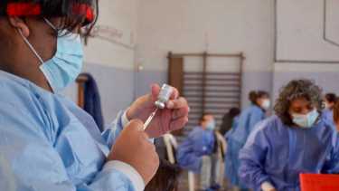 Mayores de 50 vacunadas con Sinopharm y personas inmunocomprometidas será la población que recibirá una tercera dosis. Foto: archivo Patricio Rodríguez