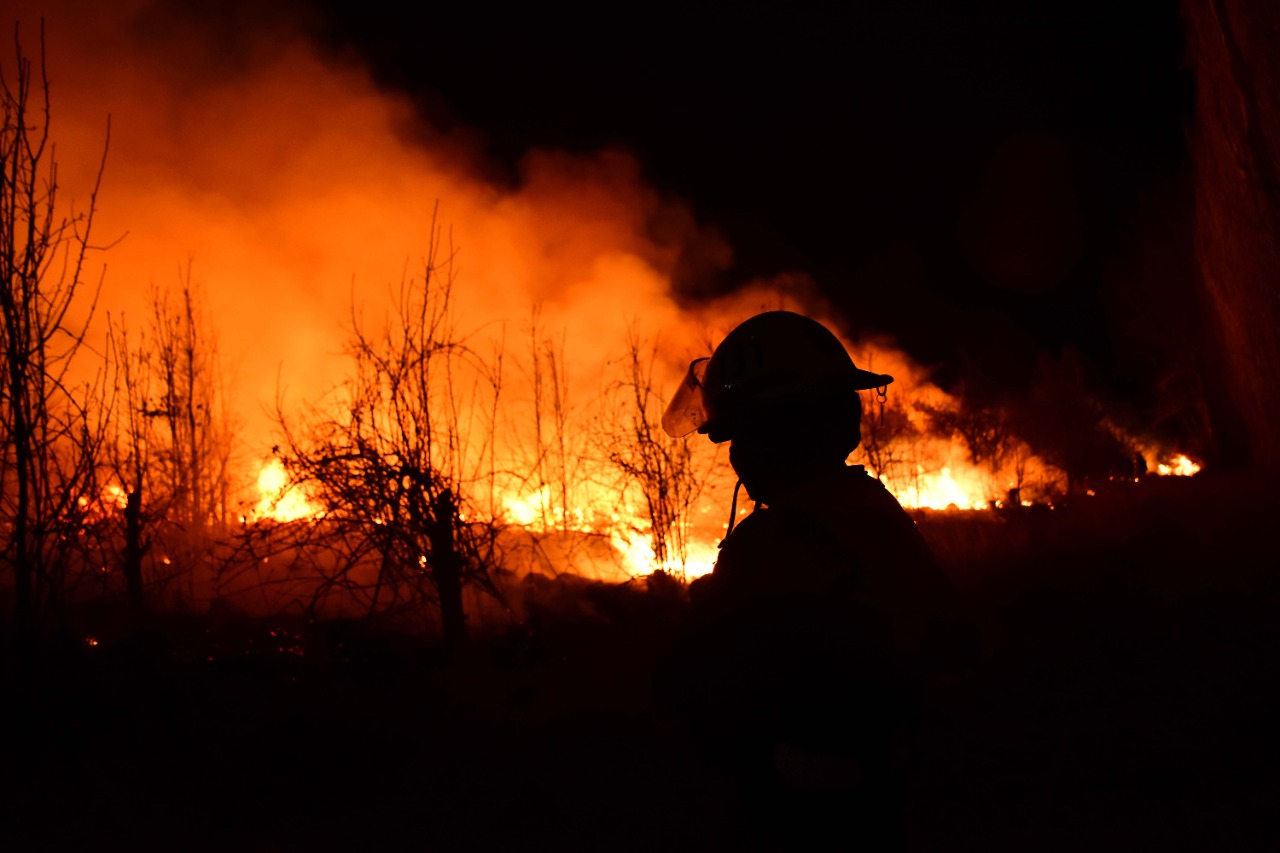 Una nueva intervención realizaron los bomberos voluntarios para controlar el siniestro. (Fotos: Andrés Maripe)
