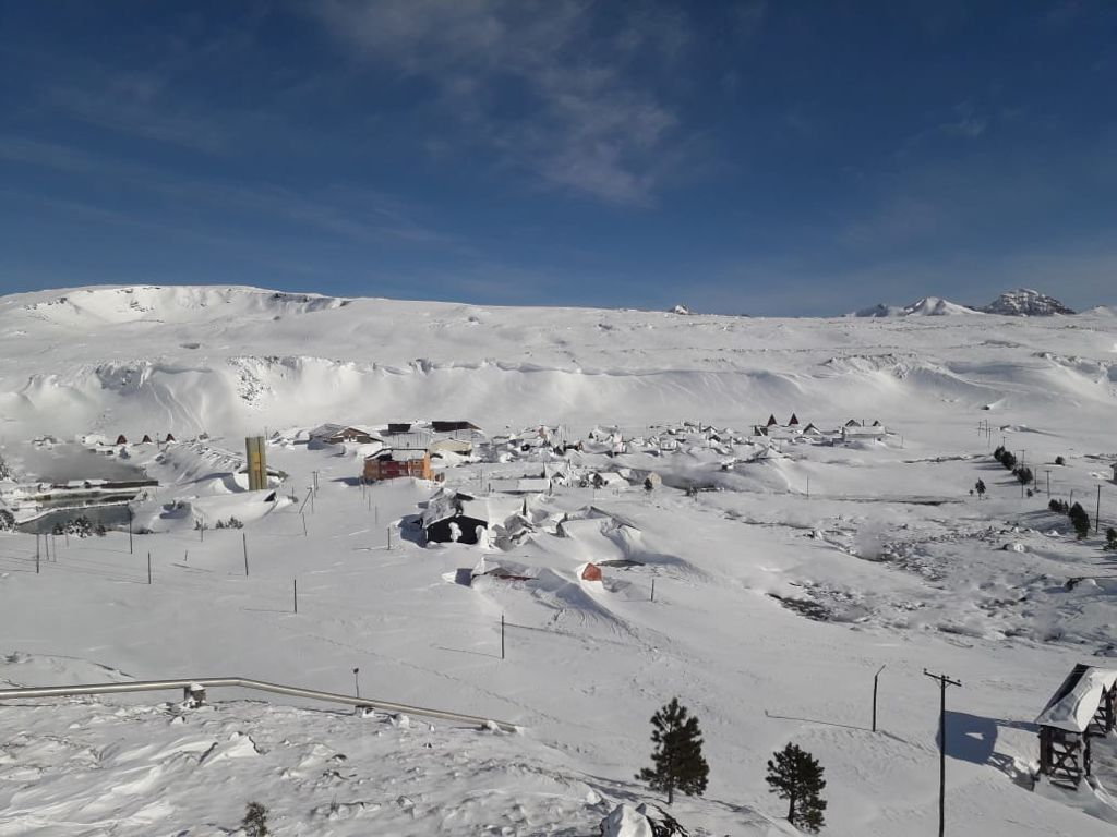 Vista de Copahue tapada por la nieve en una imagen tomada ayer en las termas de la cordillera neuquina, muy cerca de la frontera con Chile. Foto: Nicolás Canter.