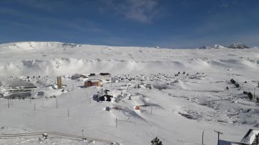 Vista de Copahue tapada por la nieve en una imagen tomada ayer en las termas de la cordillera neuquina, muy cerca de la frontera con Chile. Foto: Nicolás Canter.
