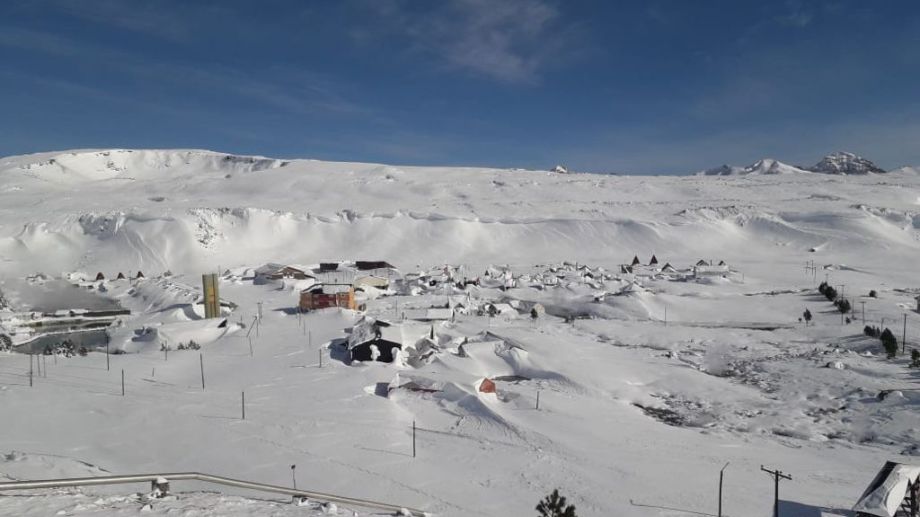 Vista de Copahue tapada por la nieve en una imagen tomada ayer en las termas de la cordillera neuquina, muy cerca de la frontera con Chile. Foto: Nicolás Canter.