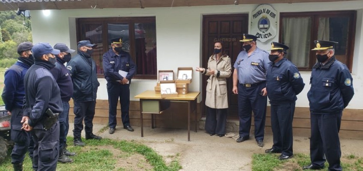 En diciembre pasado, la secretaria de Seguridad y el jefe de Policía entregaron body cam a los uniformados de Villa Mascardi. Foto: Archivo/Gentileza
