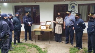 En diciembre pasado, la secretaria de Seguridad y el jefe de Policía entregaron body cam a los uniformados de Villa Mascardi. Foto: Archivo/Gentileza
