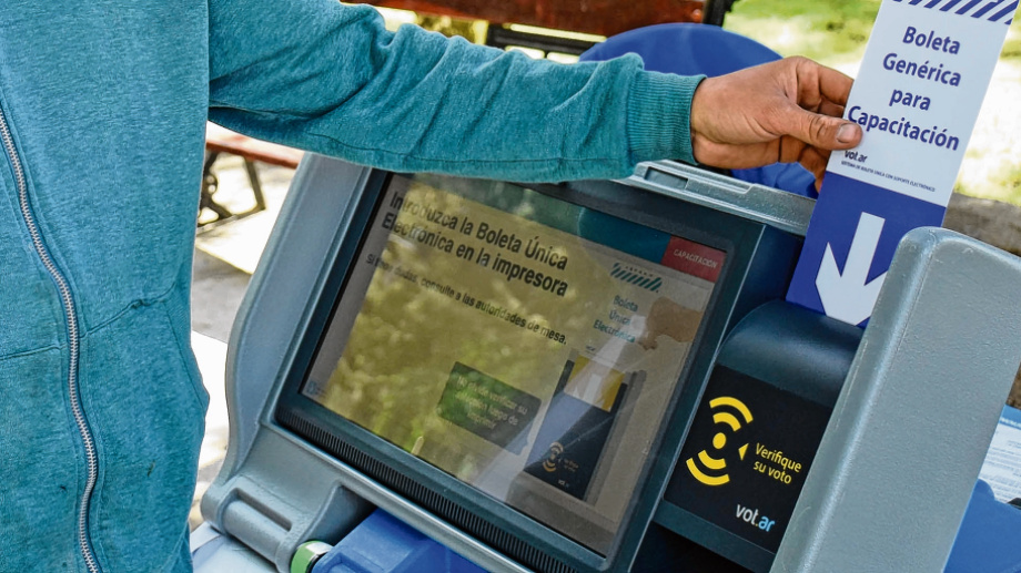 El sistema de boleta única electrónica se utilizará en las elecciones municipales del 24 de octubre. Foto Florencia Salto.