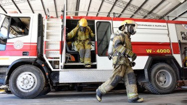 Los bomberos de Neuquén se declaran en estado de alerta por la falta de reglamentación de la Ley 3359. (Foto:Florencia Salto).