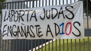 En Barcelona pusieron banderas contra Laporta por la salida de Messi