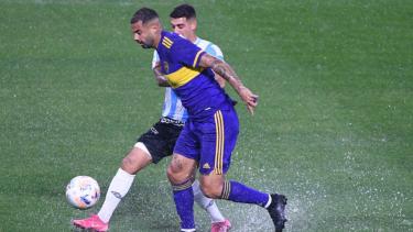 La lluvia no para y la cancha está difícil. (Foto: Télam)