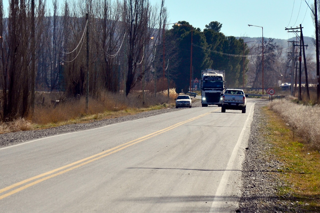 Desde hace30 días se advirtió la circulación de camiones con bateas en una calle rural. (Foto Néstor Salas)